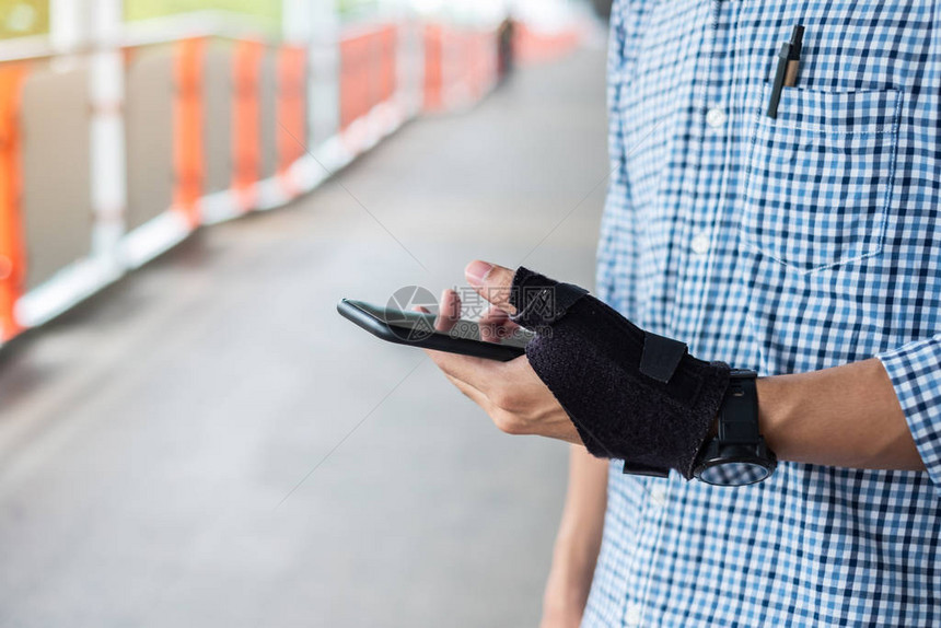 年轻人因为长时间使用智能手机而握住手腕疼痛DeQuervain的腱鞘炎交叉点症状腕管综合症或办公室综合症疾病和图片