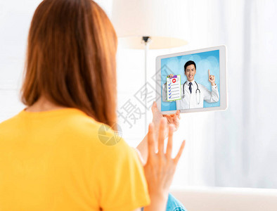 与数字平板电脑医生进行视频聊图片