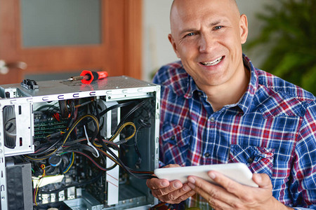 计算机修理电脑技术员在个人电脑上工图片