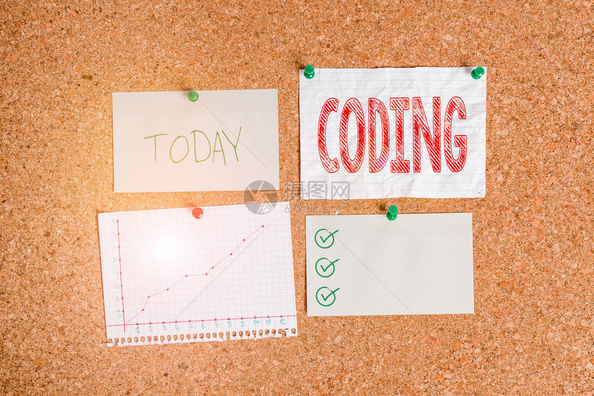 显示编码的文本符号商业照片展示为分类识别分配代码的软木板颜色尺寸纸针图钉图片