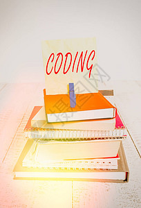 手写文字书写编码概念照片分配代码给分类识别堆书籍笔记本别针衣夹彩色图片
