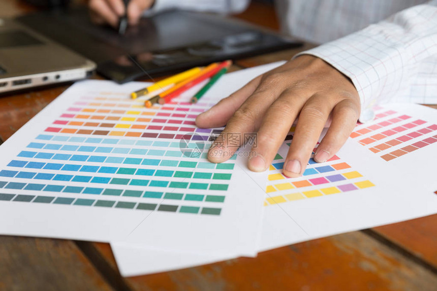 自由艺术家平面设计师使用数字平板电脑计算机创意人员使用颜色样本调色板目录样本进行选择创意编辑器创图片