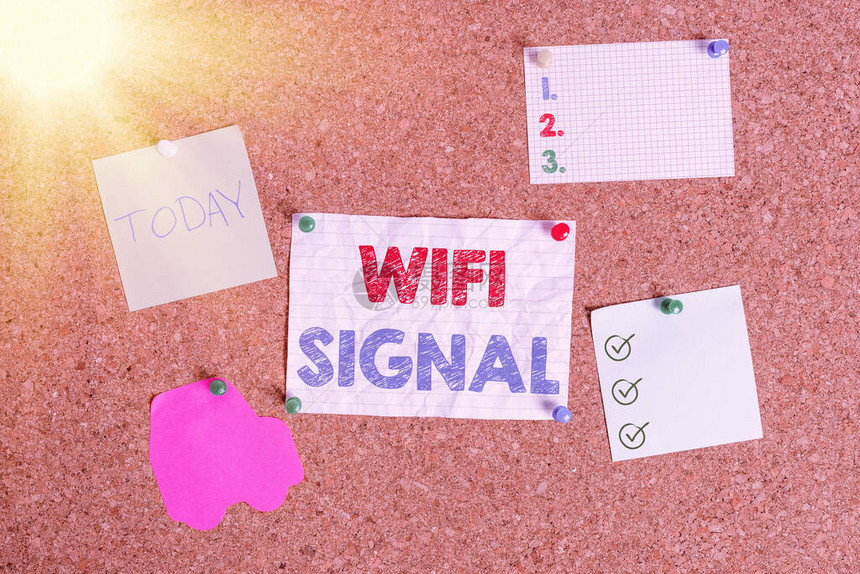 手写文字书写Wifi信号概念照片提供无线高速互联网和络连接软木板彩色尺寸纸针图钉图片