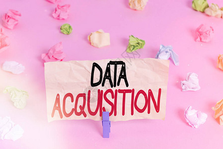 显示数据采集的书写笔记获取可数字化操作的统计数据的商业概念彩色皱褶纸空提醒粉红色背景图片