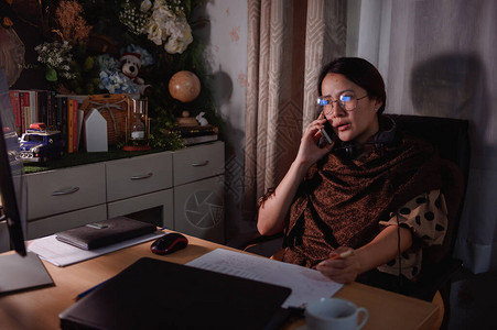 亚洲女商人晚上加班回家职业女生活方式与同事进行在线交流和视频会议社交图片