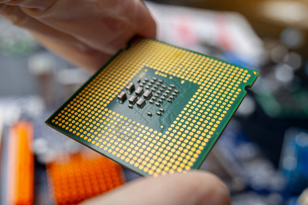 计算机工程师技术员手中的芯片微处理器图片