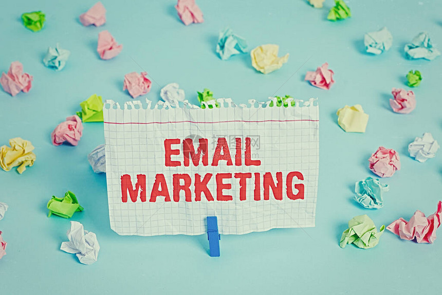 显示电子邮件营销的文本符号商业照片展示使用邮件向一组展示发送商业信息彩色皱纸空提醒蓝色图片