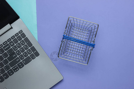 在线购物概念笔记本电脑和小型购物篮图片