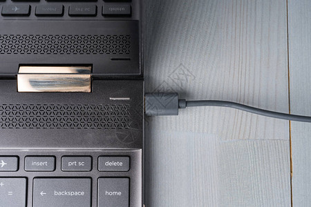 USBC灰色电缆连接到笔记本电脑平面显图片