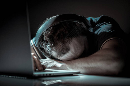 白种男人睡在笔记本电脑上勤劳的办公室工人休息时间过短疲惫图片