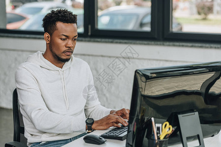 英俊的非裔美国程序员在办公图片