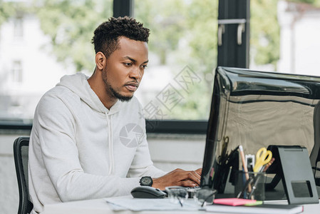 专注于办公室计算机的非裔美国程序员图片
