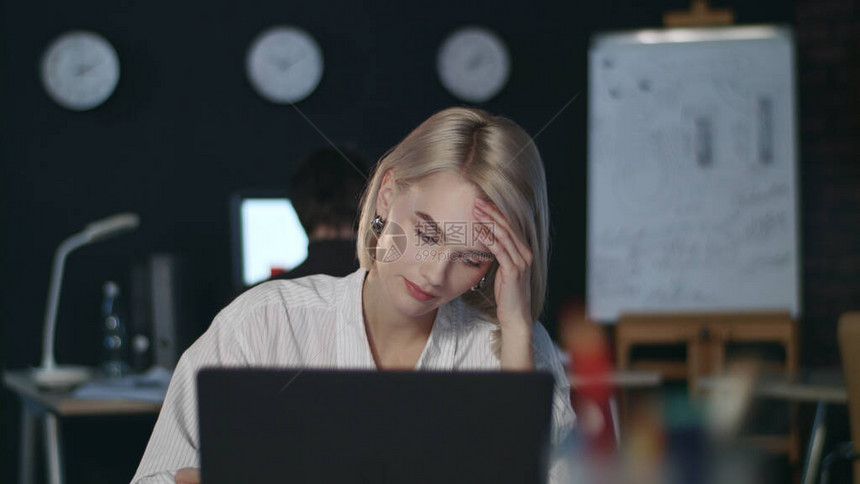 在夜间办公室看着电脑屏幕的心烦意乱的商界女强人不快乐的女商人担心糟糕的统计数据分析不成功的商业结图片