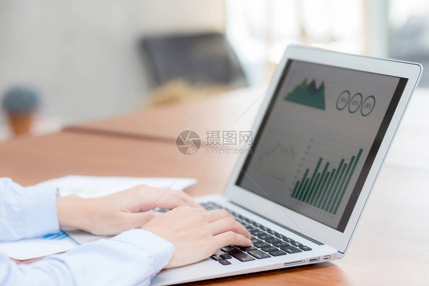 在笔记本电脑上进行财务分析和规划数据打字和纸图与成功的计算机统计商业自由职业概图片