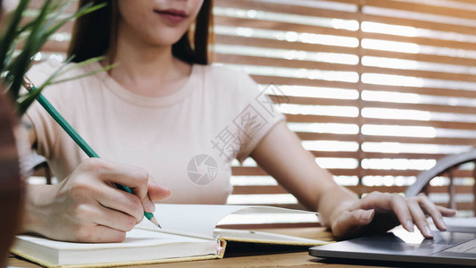 女或会计师手持铅笔在办公室处理财务数据报告会计文件和笔记本电脑商图片
