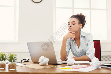周到的非裔美国女商人在办公室坐在工作地点思考新项目头脑风暴概念复制图片