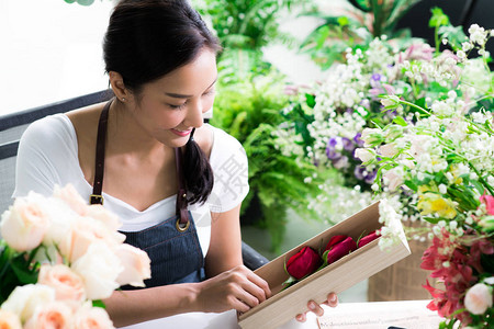 花店女店员包装鲜花图片