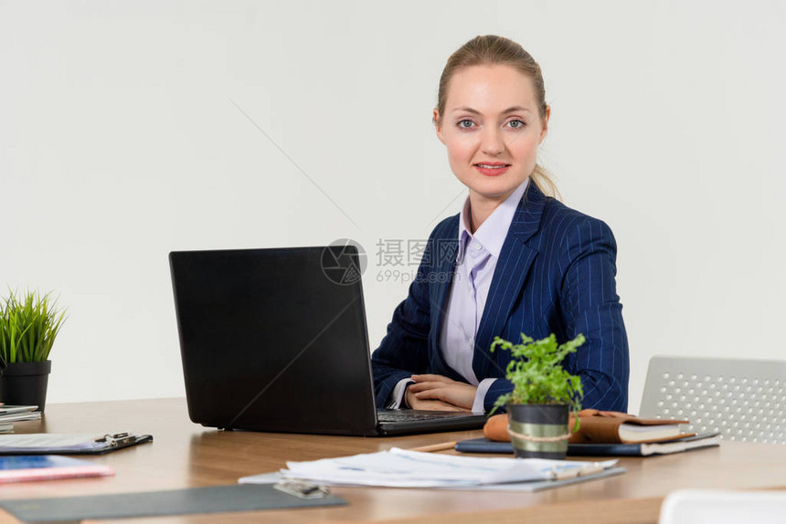 年轻有吸引力的女商人首席执行官在办公室操图片