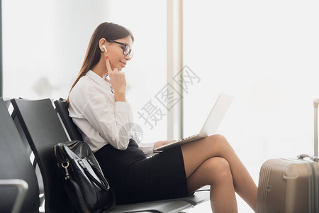 年轻的女总经理正在笔记本电脑上阅读电子邮件图片