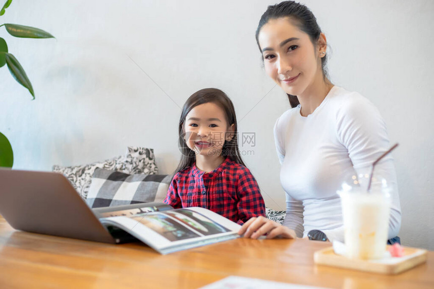 亚洲母亲在学校期间在家教女儿读书图片