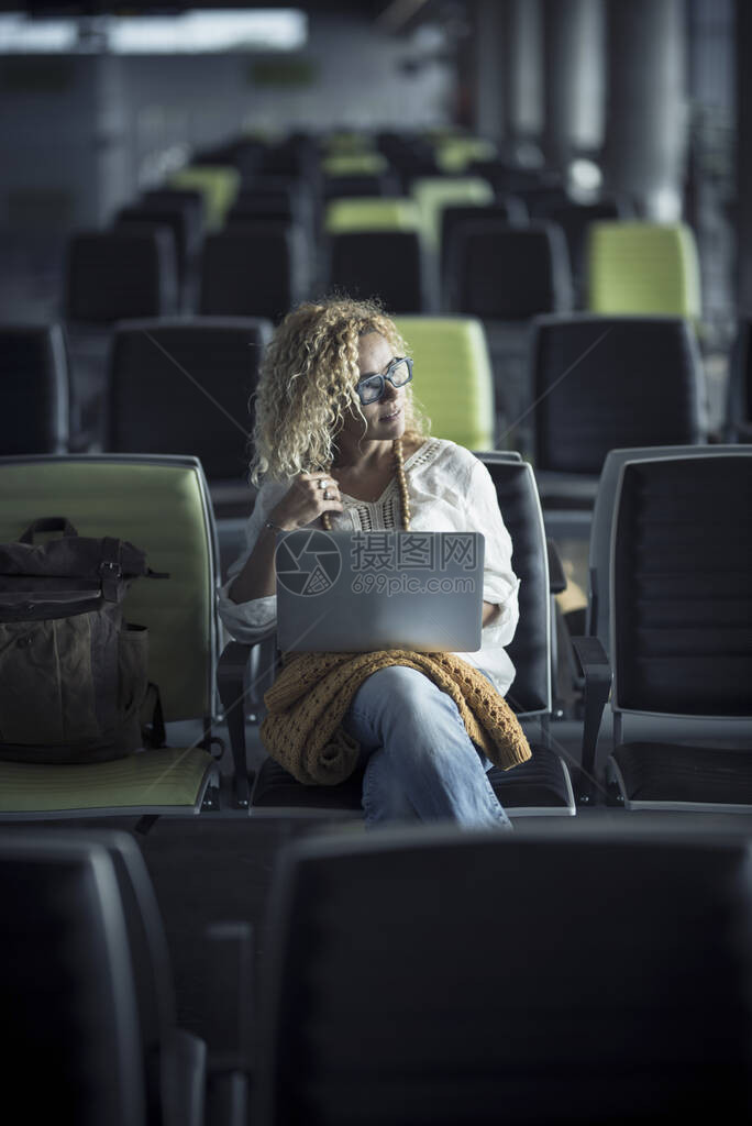 与孤独的现代美女一起旅行的人概念坐在机场或车站的座位上等待图片