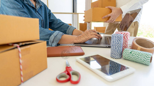 配送业务中小型企业SME工人包装箱在配送的家庭办公室中图片
