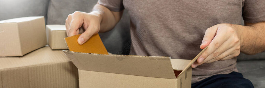 配送业务中小型企业SME工人包装箱在配送仓库的家庭办公室中图片