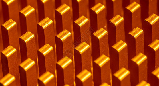 以排成一行的柱形式对处理器用橙色散热器进行背面抽图片