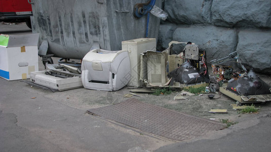 垃圾填埋场丢弃的计算机设备打印机监测器和计算机环境污染存货照片背景单图片