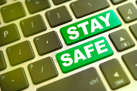 在电脑键盘上的绿色按钮上写字保持安全保持计算机键盘预防消息图片