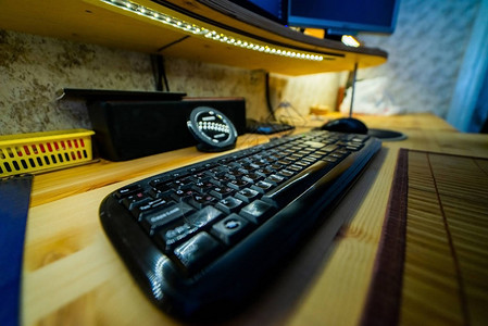 木桌上的时尚黑色键盘桌面图片