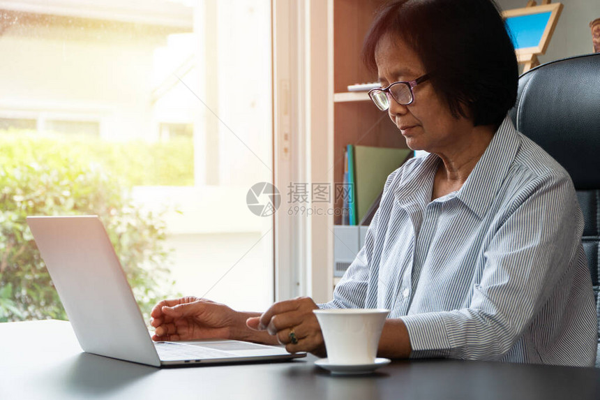快乐的高级亚洲人使用笔记本电脑计算和记录日常开支生活方式学习和金图片