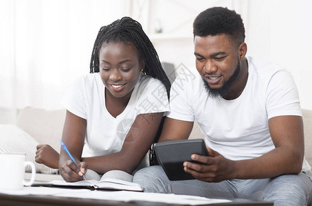 千禧一代非洲夫妇一起管理家庭预算图片