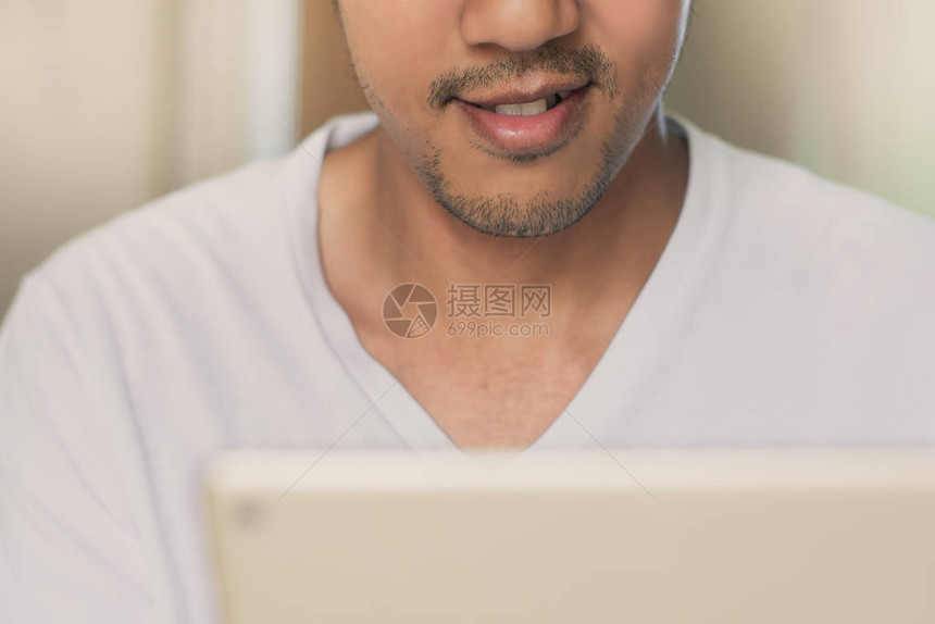 男子手持平板电脑在模糊的城市背景下进行电子购物营销数字消费者购买物互图片