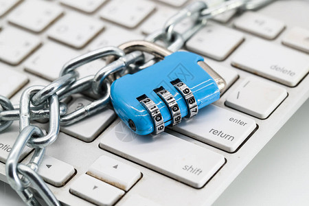 将密码保护锁定在计算机键盘上的链条安全技术概念的这一图象info图片