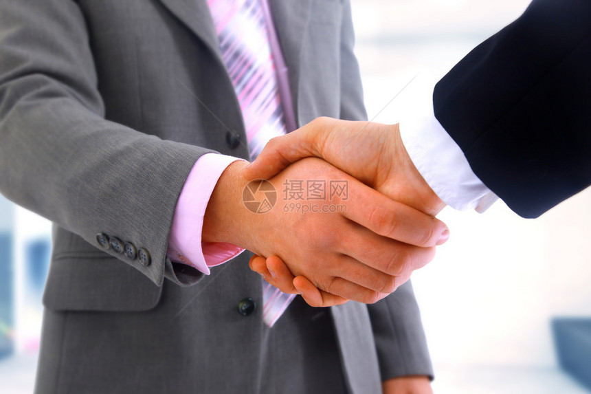 在办公室握手的商业伙伴图片