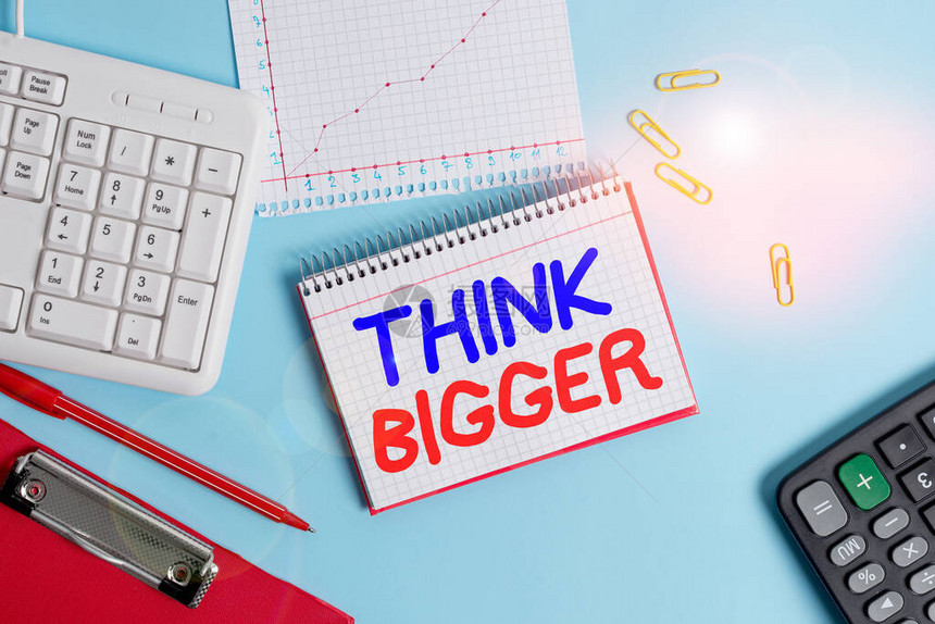写笔记显示ThinkBigger能够梦想和象你能实现什么的商业概念纸蓝色键盘办公室笔记本图图片