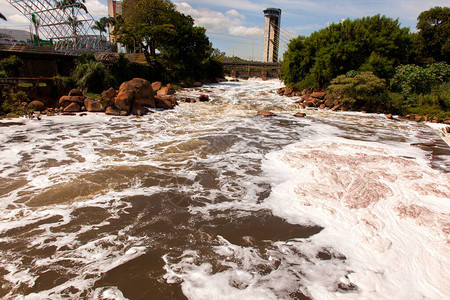Salto市污染层铁河WatterfallTuris图片