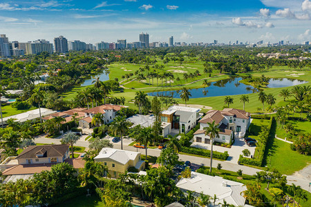 迈阿密高尔夫球场上的豪华迈图片