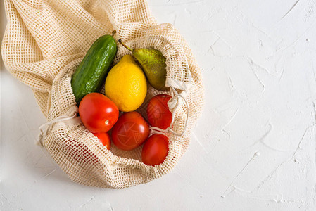 环保袋中的水果和蔬菜图片