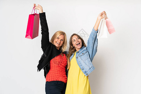母亲和女儿买一些衣服孤立在白图片