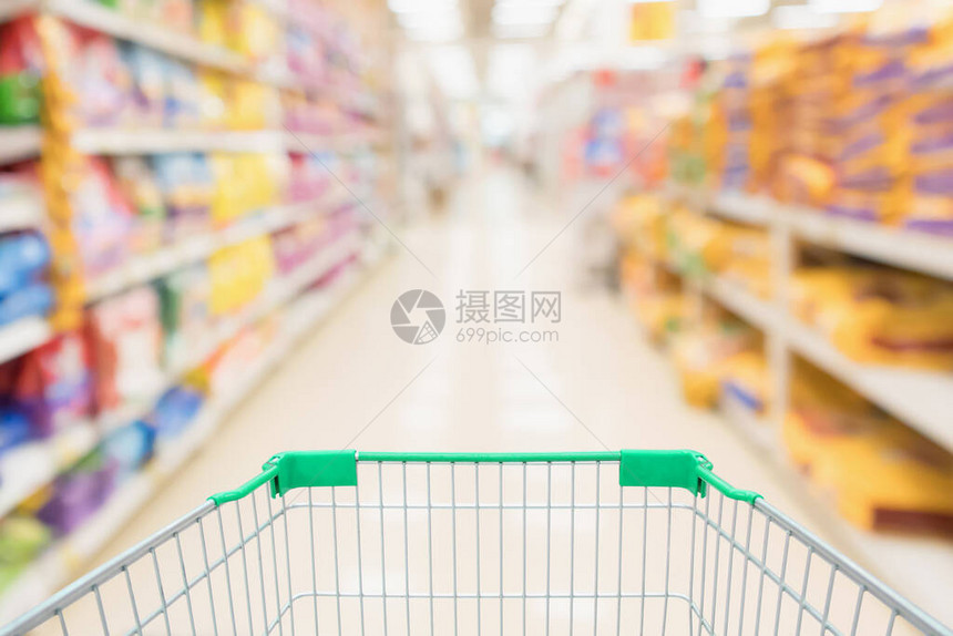 具有抽象模糊的超级市折扣店铺过道和宠物食品产货架内部不集中图片