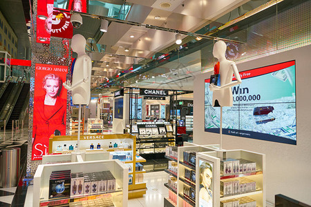 范思哲迪拜国际机场展示的香水和背景