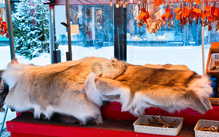 如芬兰圣诞市场驯鹿毛和角图片