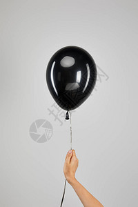 黑色星期五概念灰色和黑色封着黑气球的妇图片