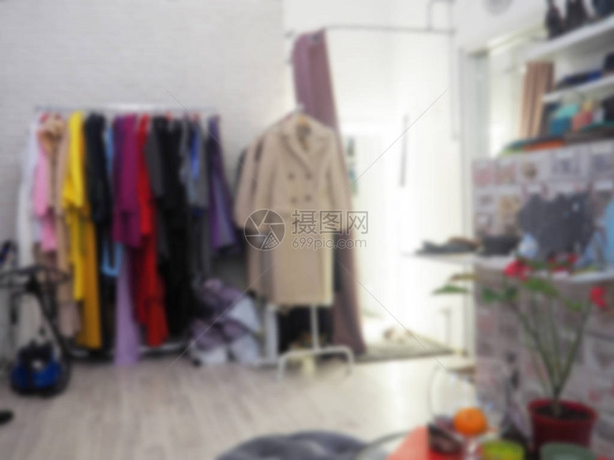 服装店衣架上模糊的衣服背景的百货商店内部抽象模糊和图片
