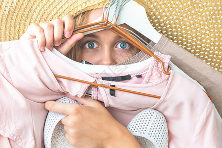 女人不能选择旅行的衣服包图片