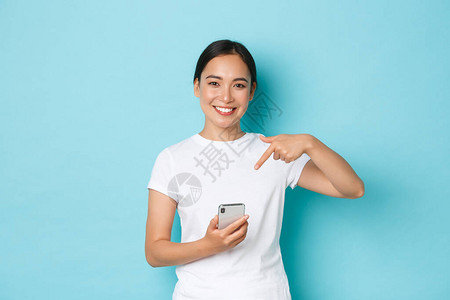 漂亮微笑的亚洲女孩的腰部推荐应用程序或购物网站图片