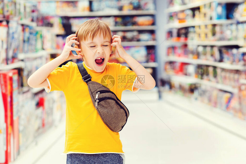 小男孩在玩具店里变得歇斯底里孩子在超市做出艰难的选择周围很多玩具男孩不能在儿童商店选择玩具孩子在店里发脾气选购图片