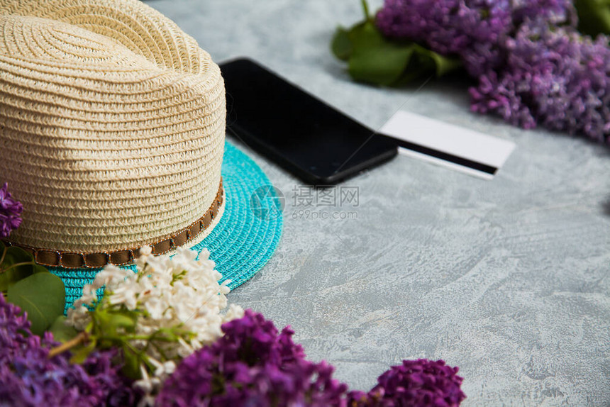 夏帽智能手机信用卡和银色的花朵图片